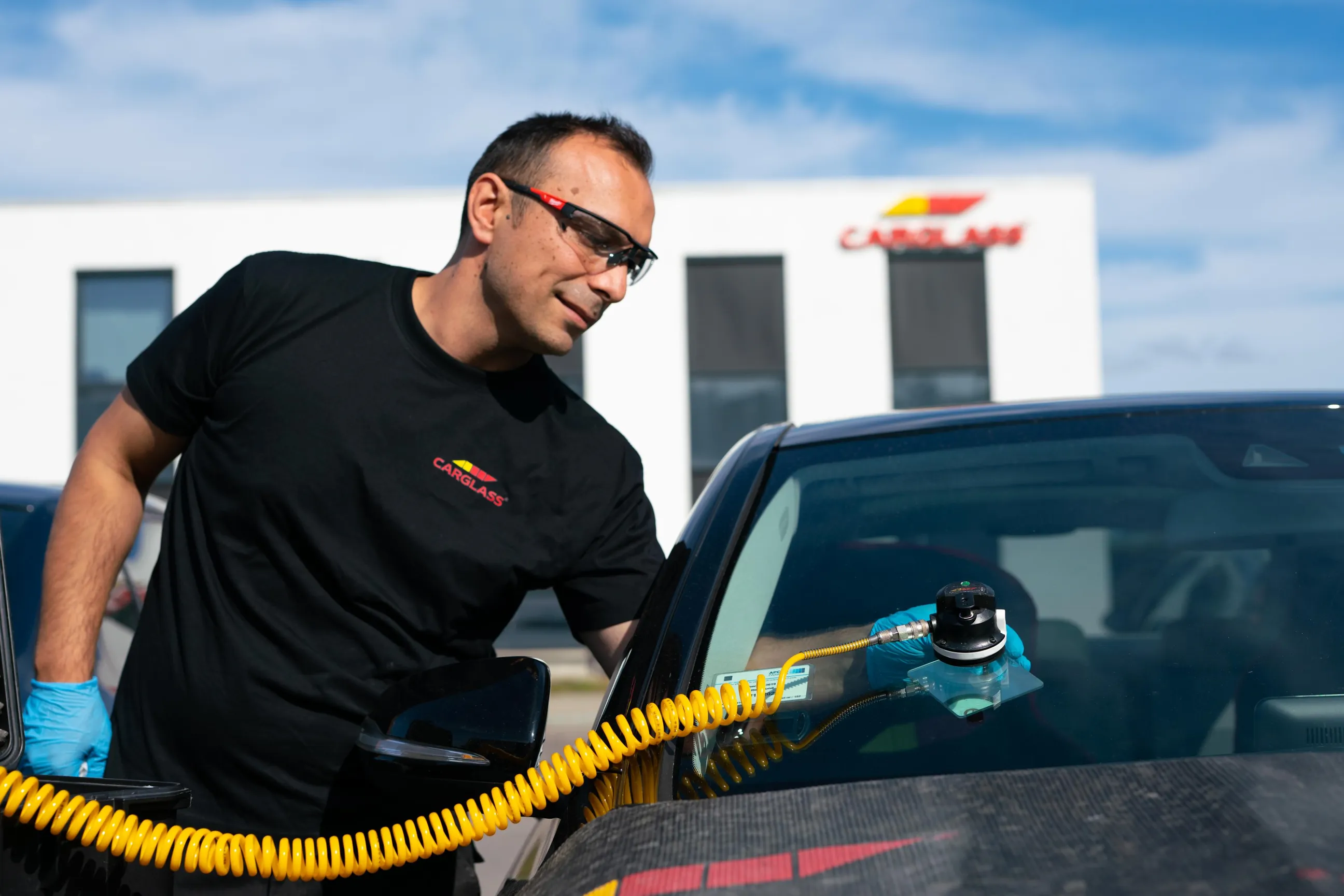 carglass staff man operating